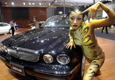 Seulo automobilių šou modeliai reklamuoja naują Jaguar modelį XJ Super V8