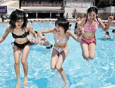 Mergaitės šoka į Akasakos 