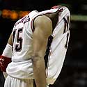 Nju Džersio “Nets” atakuojantysis gynėjas Vince Carteris slepia galvą marškinėliuose rungtynėse su “Miami Heat”.