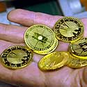 Vokietijoje išleistos auksinės 100 eurų monetos, skirtos 2006 metų pasaulio futbolo čempionatui. Jos pristatytos ketvirtadienį Berlyne.
