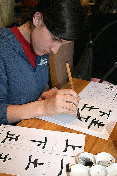 Tarptautinė bonsai ir suiseki paroda Alytus 2005. Sumi-e - parodos lankytojai mokosi rašyti hieroglifus