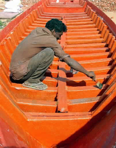 Indas dažo naują valtį
