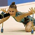Prancūzijos gimnastė Nathalie Fauquette atlieka parodomąją programą Baku vykstančiame Pasauliniame Ritminės gimnastikos čempionate.