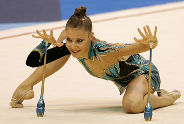 Prancūzijos gimnastė Nathalie Fauquette atlieka parodomąją programą Baku vykstančiame Pasauliniame Ritminės gimnastikos čempionate.