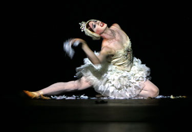Vokiečių kilmės šokėjas Berndas Burgmaieris šoka su Monte Karlo vyrų baleto trupe Sidnėjuje.
