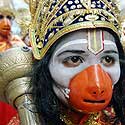 Indų maldininkas, apsirengęs Hindu Dievu, dalyvauja šventinėje procesijoje.