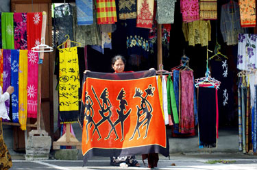 Indonezietė demonstruoja savo skraisčių – tradicinių šalies drabužių – kolekciją.