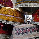 Prasidedant šventam Ramadano mėnesiui pakistanietis pardavinėja maldininkams kepures.