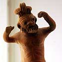 Molinė lempa – vyriškio su milžinišku peniu statulėlė – datuojama 100 m.m.e., eksponuojama Drezdeno parodoje “100 000 metų seksui”.