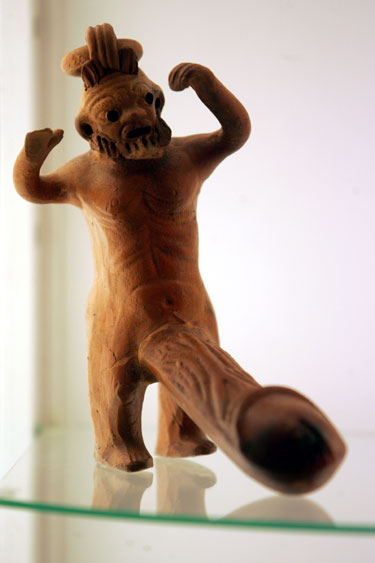 Molinė lempa – vyriškio su milžinišku peniu statulėlė – datuojama 100 m.m.e., eksponuojama Drezdeno parodoje “100 000 metų seksui”.