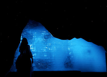 Moteris apžiūrinėja ledkalnio maketą Atėnuose vykstančioje parodoje “Titanikas”.