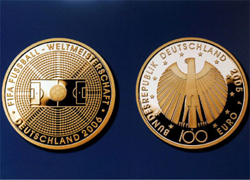 Auksinė 100 eurų moneta, skirta 2006 metais Vokietijoje vyksiančiam pasaulio futbolo čempionatui