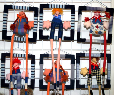 Menininkų padarytos suvenyrinės lėlės, parduodamos Vilniaus senamiestyje.