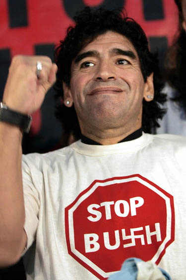 Futbolo legenda Diego Maradona apsivilkęs marškinėlius su užrašu 
