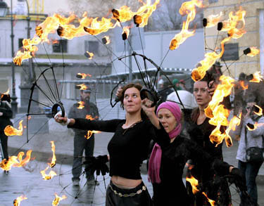 Merginų pasirodymas su ugnimi.