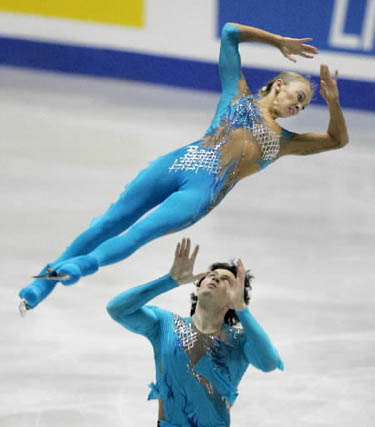 Maksimas Marininas ir Tatjana Totmjanina (Rusija) atlieka trumpąją programą dailiojo čiuožimo Grand Prix varžybų finale, Tokijuje