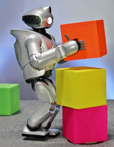 „Sonny“ robotas humanoidas QRIO Tokijuje demonstruoja savo sugebėjimus.