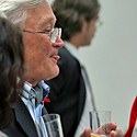 A.Čekuolis ragauja vyną. Vyno dienos 2006