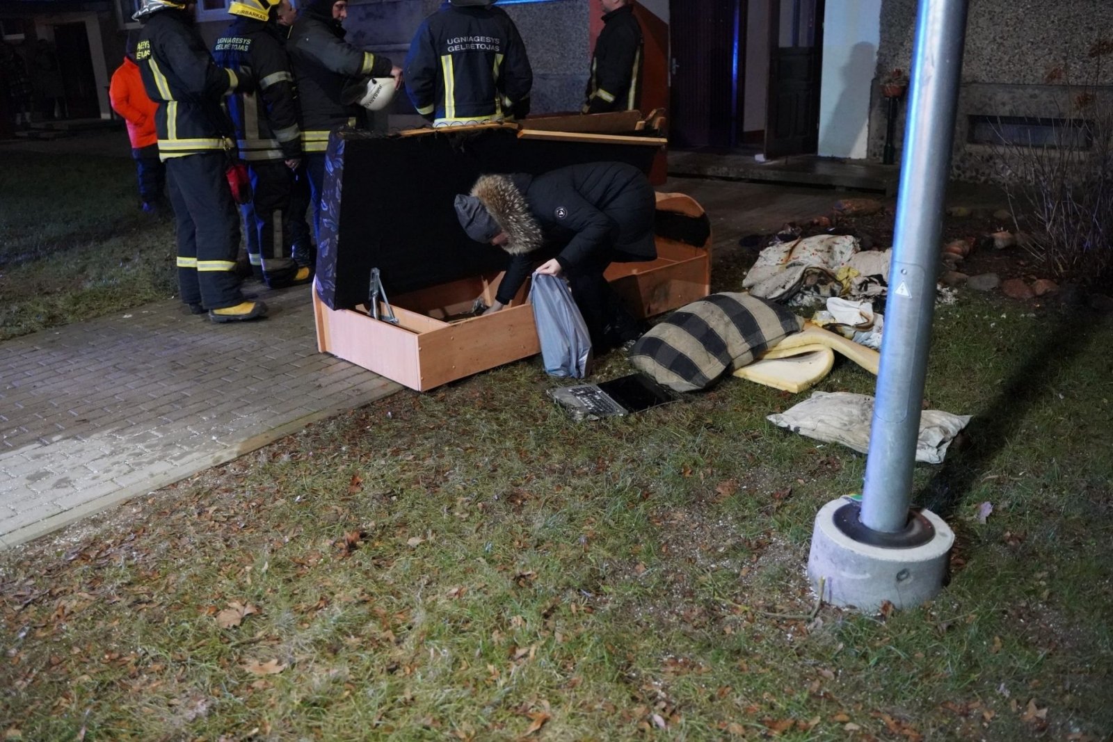 Gaisras Kaune: ugniagesiai laužė duris ir gelbėjo žmogų