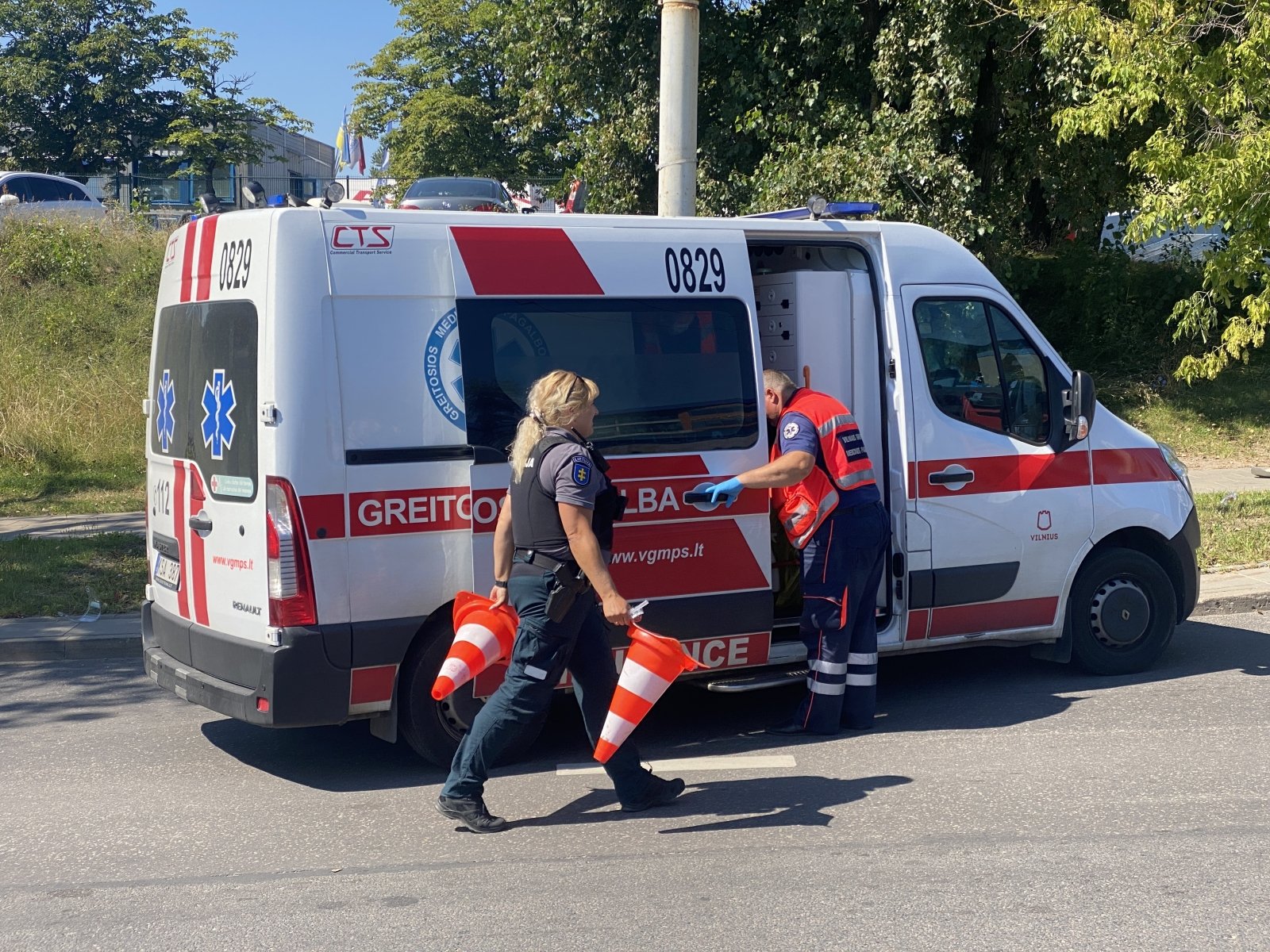 Vilniuje vaikas, vos išlipęs iš mamos automobilio, pateko po kitos mašinos ratais prispaustą berniuką ištraukė ugniagesiai
