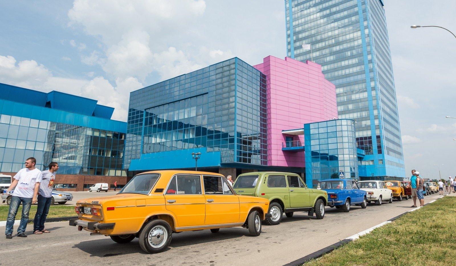 Тольятти ваз. Тольяттинский завод АВТОВАЗ. Тольятти АВТОВАЗ свечка. АВТОВАЗ офис. Главный офис ВАЗ.