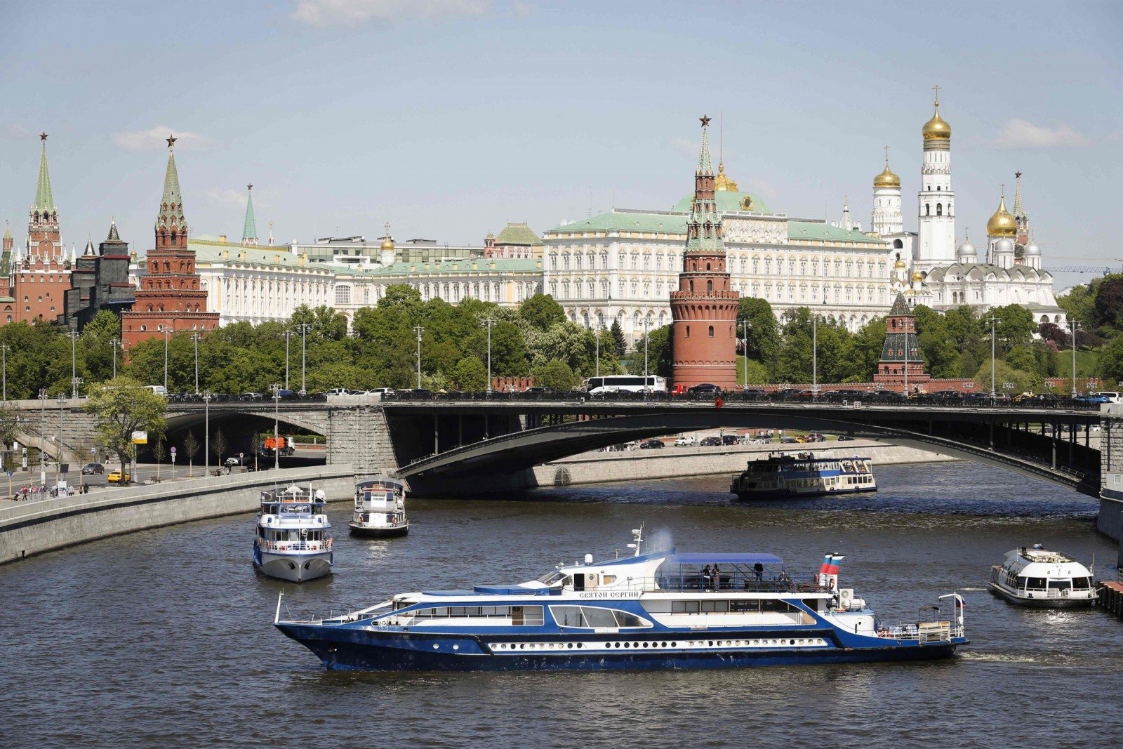 Бывшие реки москвы. Москва река вид с боку. Вид на Кремль от Москвы реки. Перед Кремлем Москва река. Москва река бассейн у Кремля.