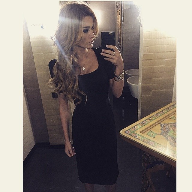 бородина черное белое платье. трикотажное платье лапша с кожанкой. платье лапша с кожаной курткой. черное платье бородиной. ксения бородина 2023.