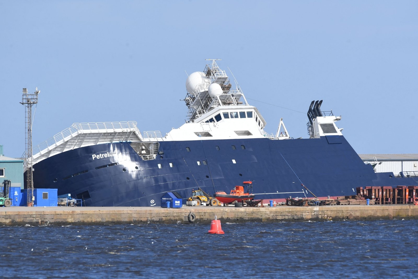 Škotijoje apvirtus laivui sužeisti 25 žmonės