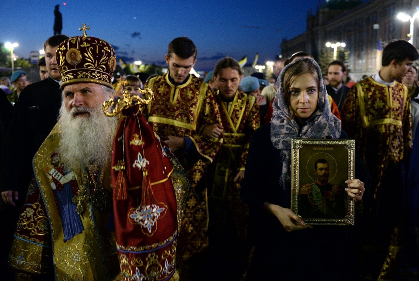 Поклонская на бессмертном полку с иконой николая