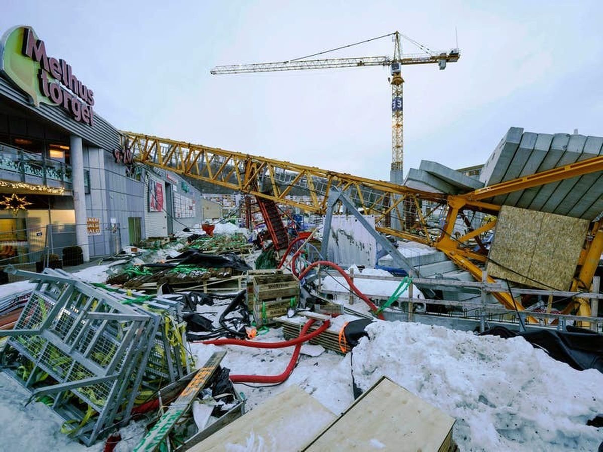En byggekran falt på et kjøpesenter i Norge