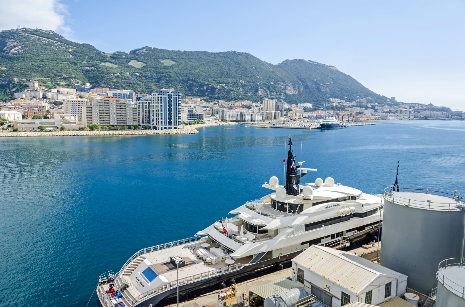 L’Italia e il Mediterraneo sono stati inondati di yacht mentre i ricchi hanno dato il via alla stagione estiva