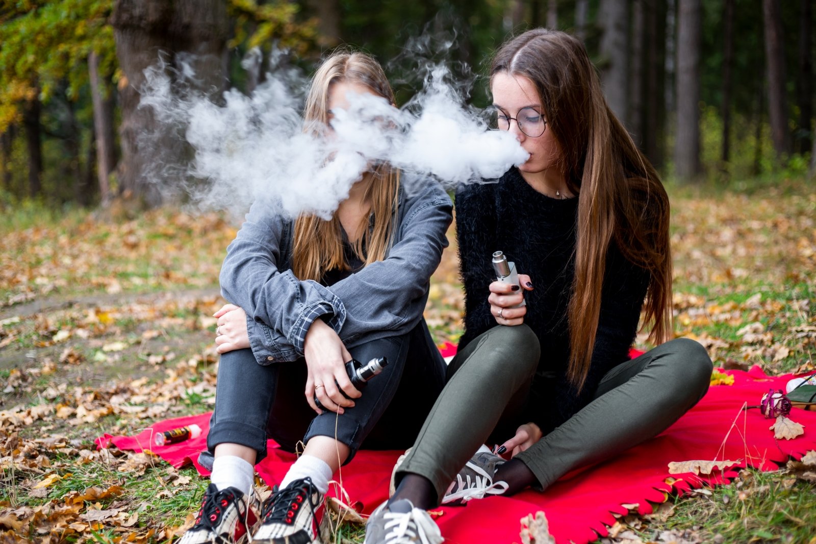 Подростки парят. Курящий подросток. Девочки подростки с ВЕЙПОМ. Курение подростков. Девушки подростки курят.