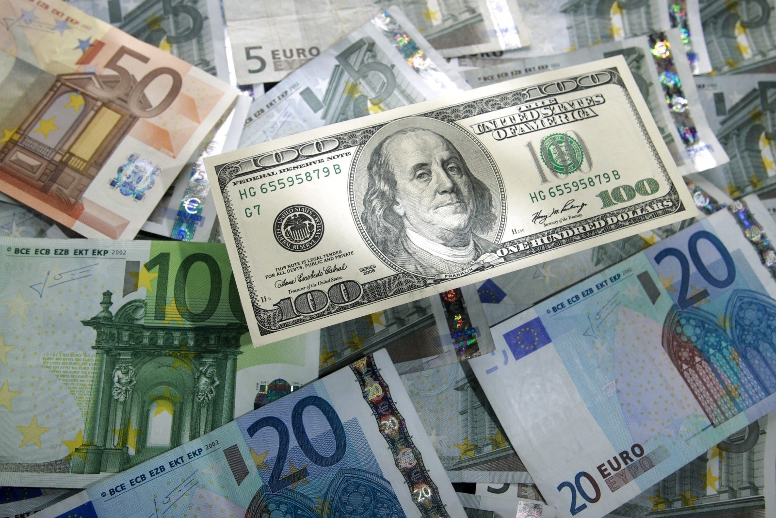 euro-kursas-jav-dolerio-at-vilgiu-pasiek-naujas-20-met-emumas