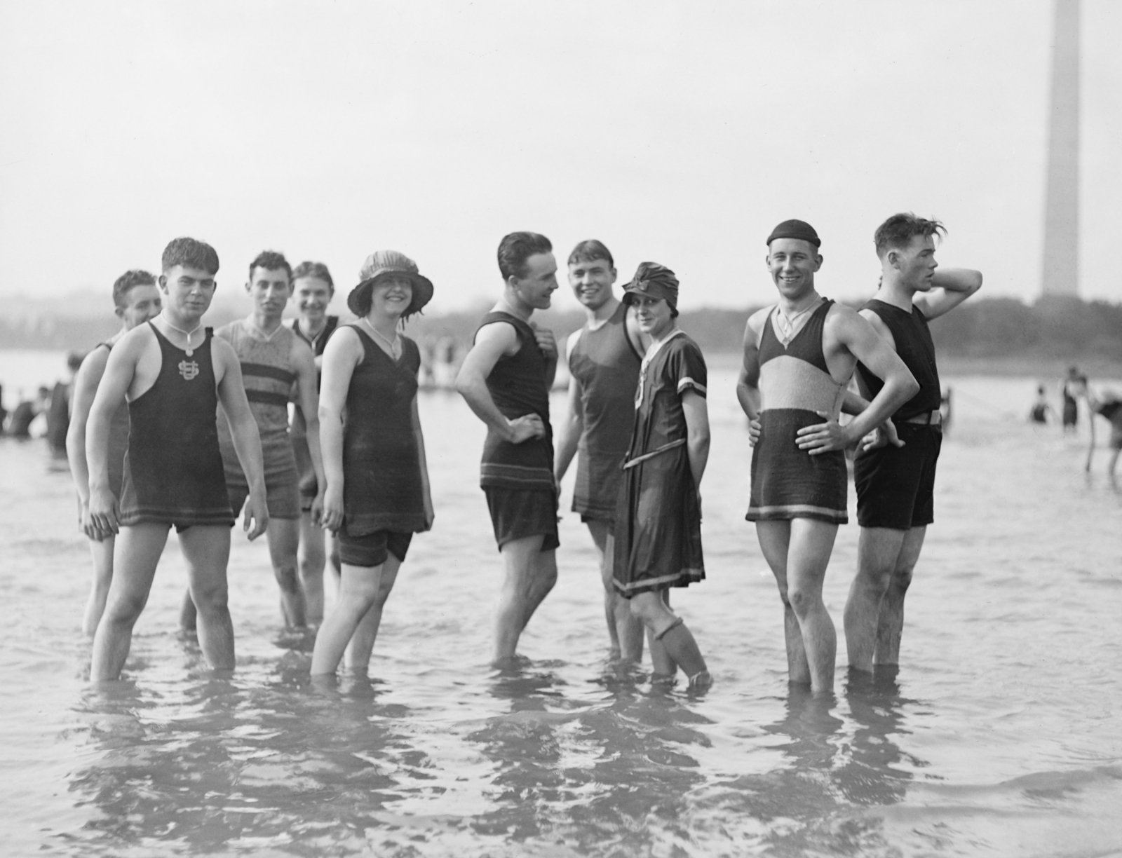 Palanga nel periodo tra le due guerre: la polizia ha chiesto di indossare vecchi costumi da bagno e le donne sono state aggredite con forconi impazziti sulla spiaggia delle donne