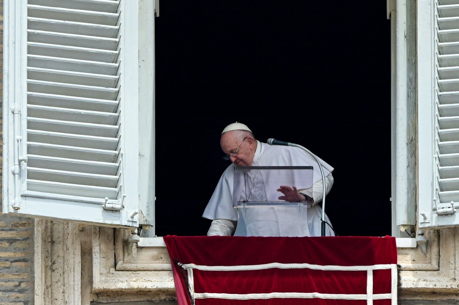 Agenzie di stampa italiane: il Papa viene visitato in ospedale
