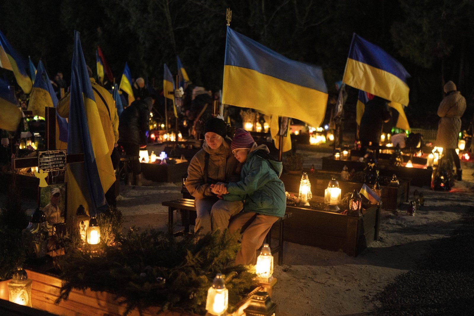 Упала свеча дома на пол