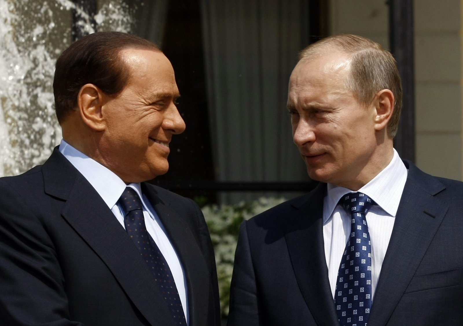 Berlusconi si è vantato di aver ricevuto 20 bottiglie di vodka da Putin per il suo compleanno