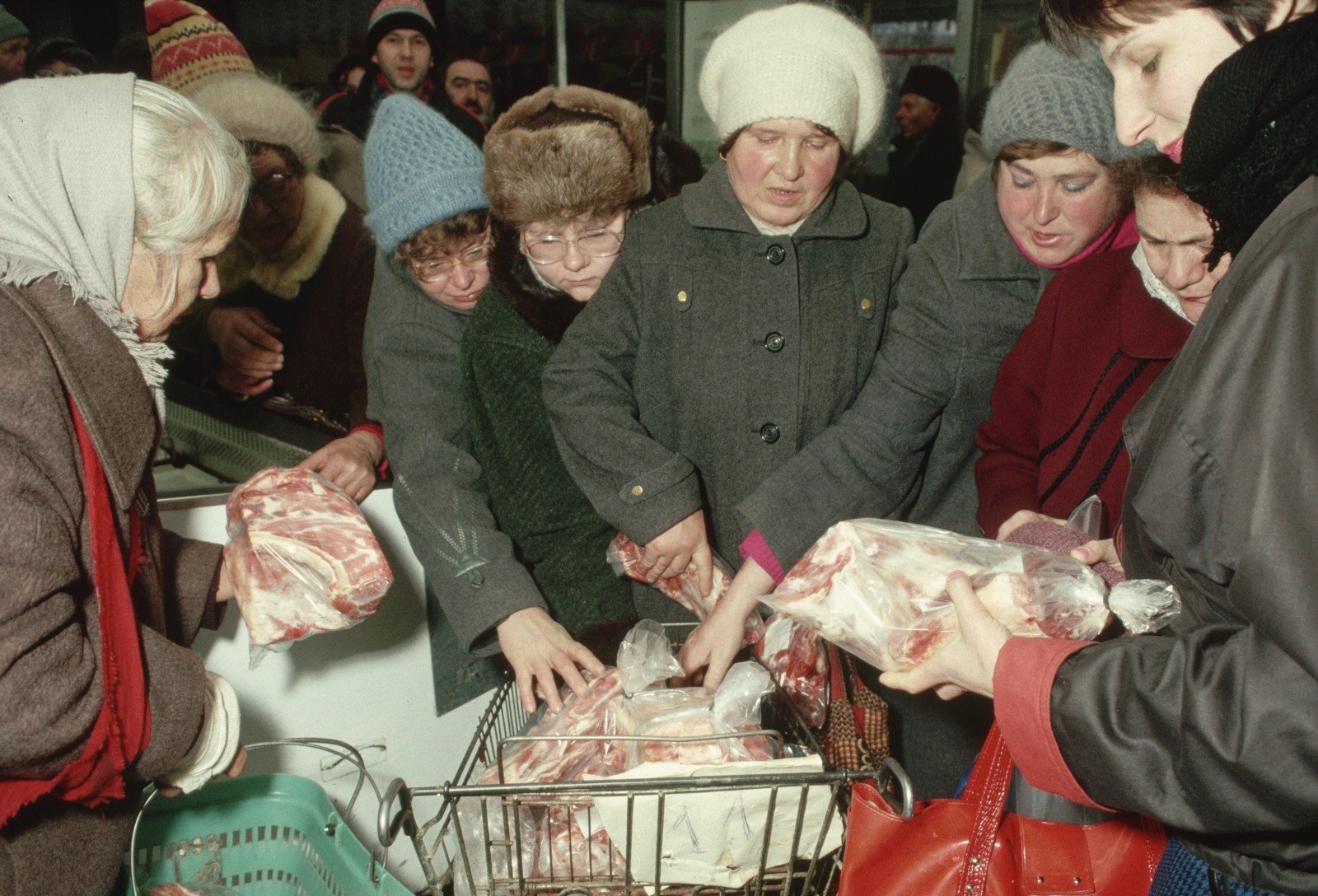 Как жили в советские годы. Советские люди. Советские люди в магазине. Дефицитные советские продукты.