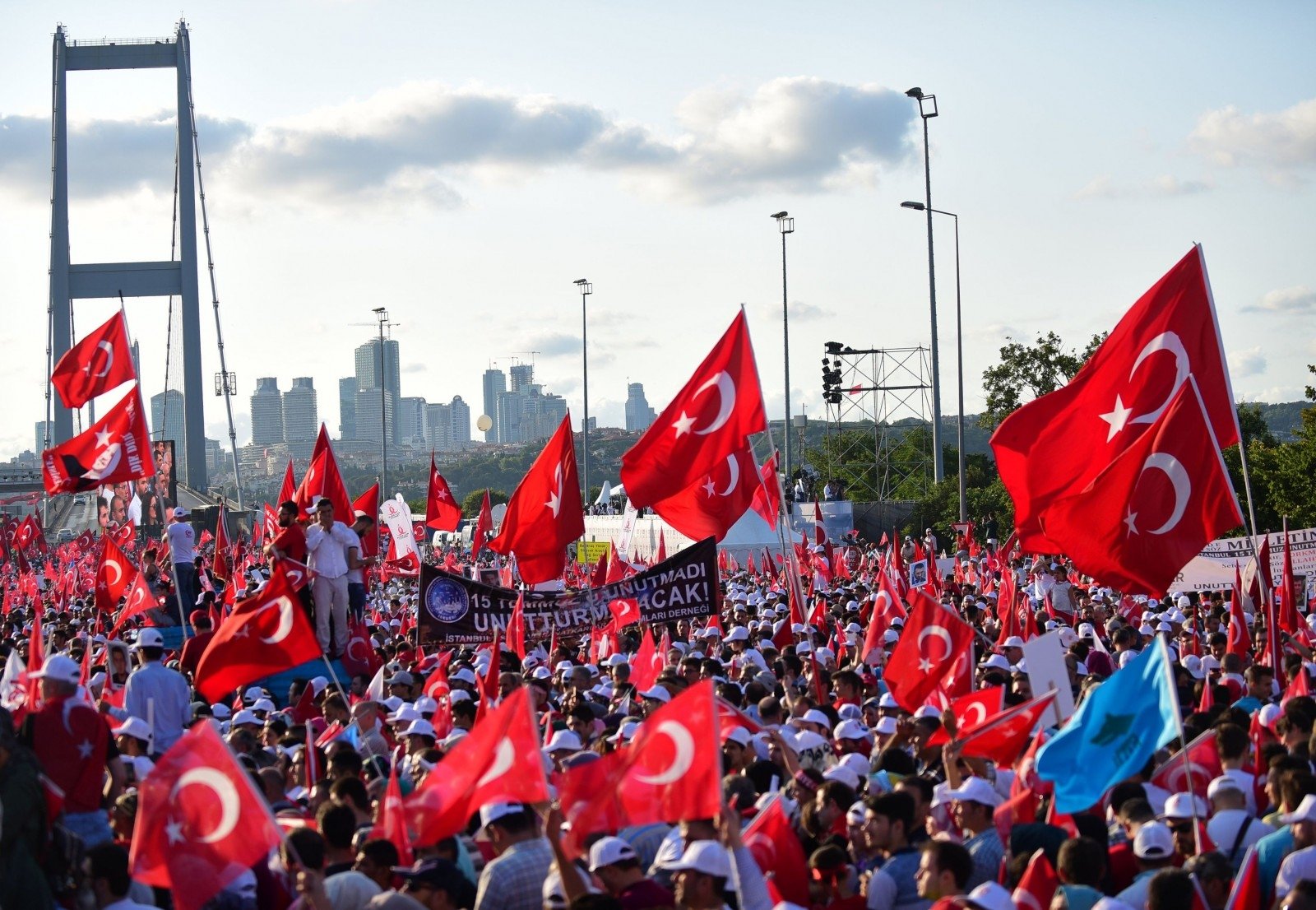 14 июля турция. 15 July Turkey. Стамбул 15 Temmuz Sehitler kopru foto. 15 Июля в Турции. 15 July.