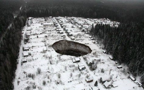 ФОТО: В Соликамске обвалилась шахта, образовалась гигантская воронка