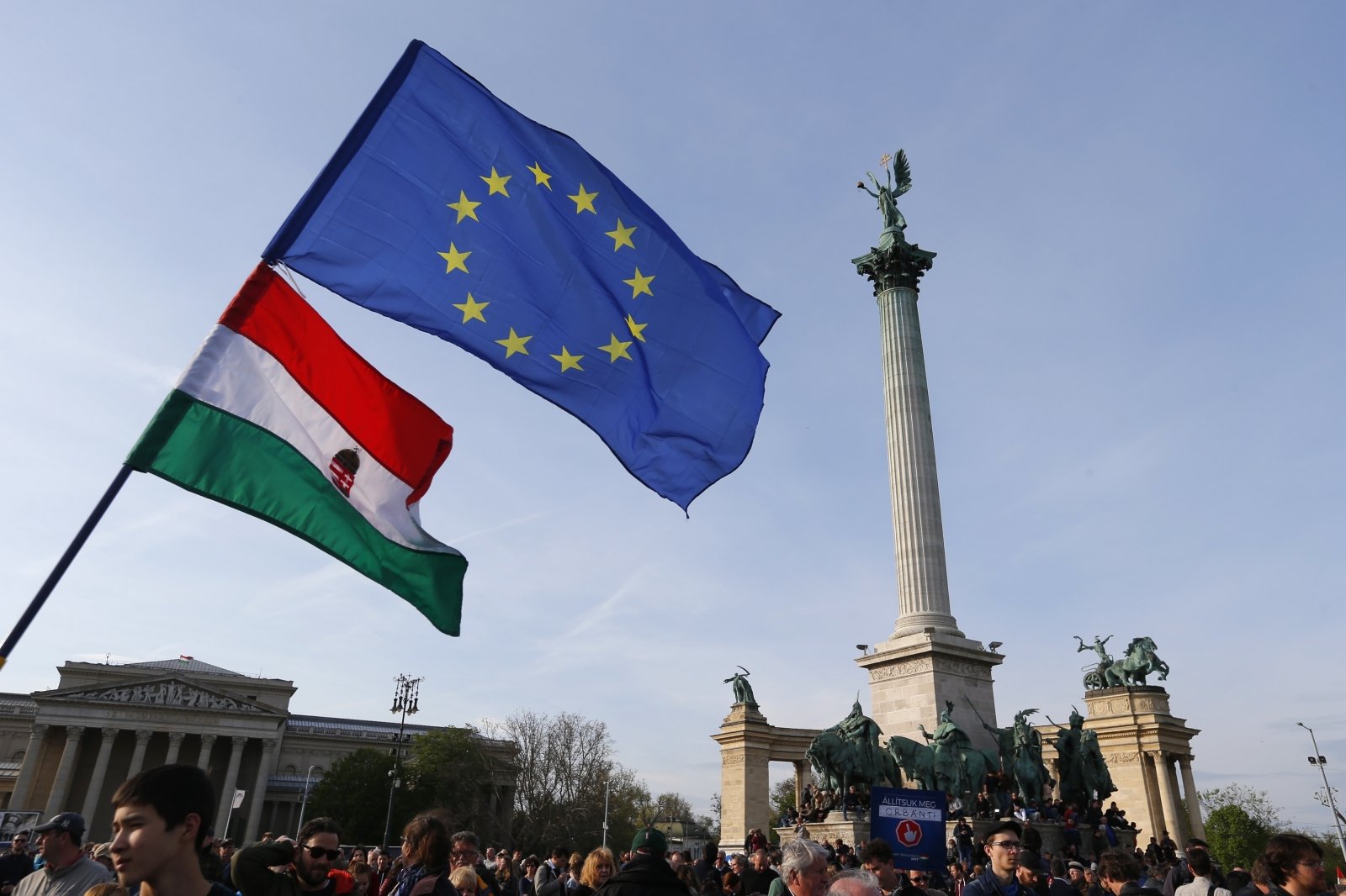 Венгрия против россии. Флаг Венгрии и ЕС. Европейский Союз Венгрия. Венгрия против ЕС. Европарламент Венгрия.