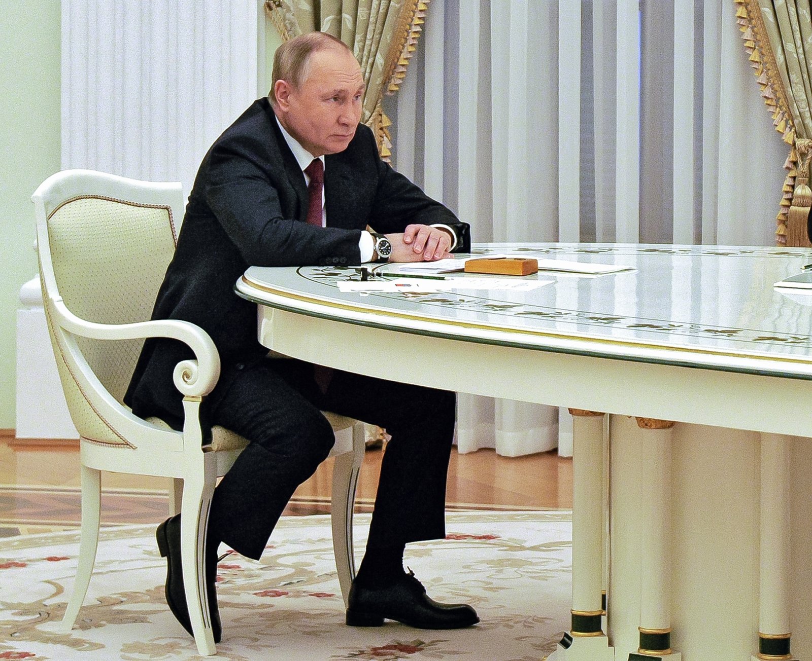 Путин за столом