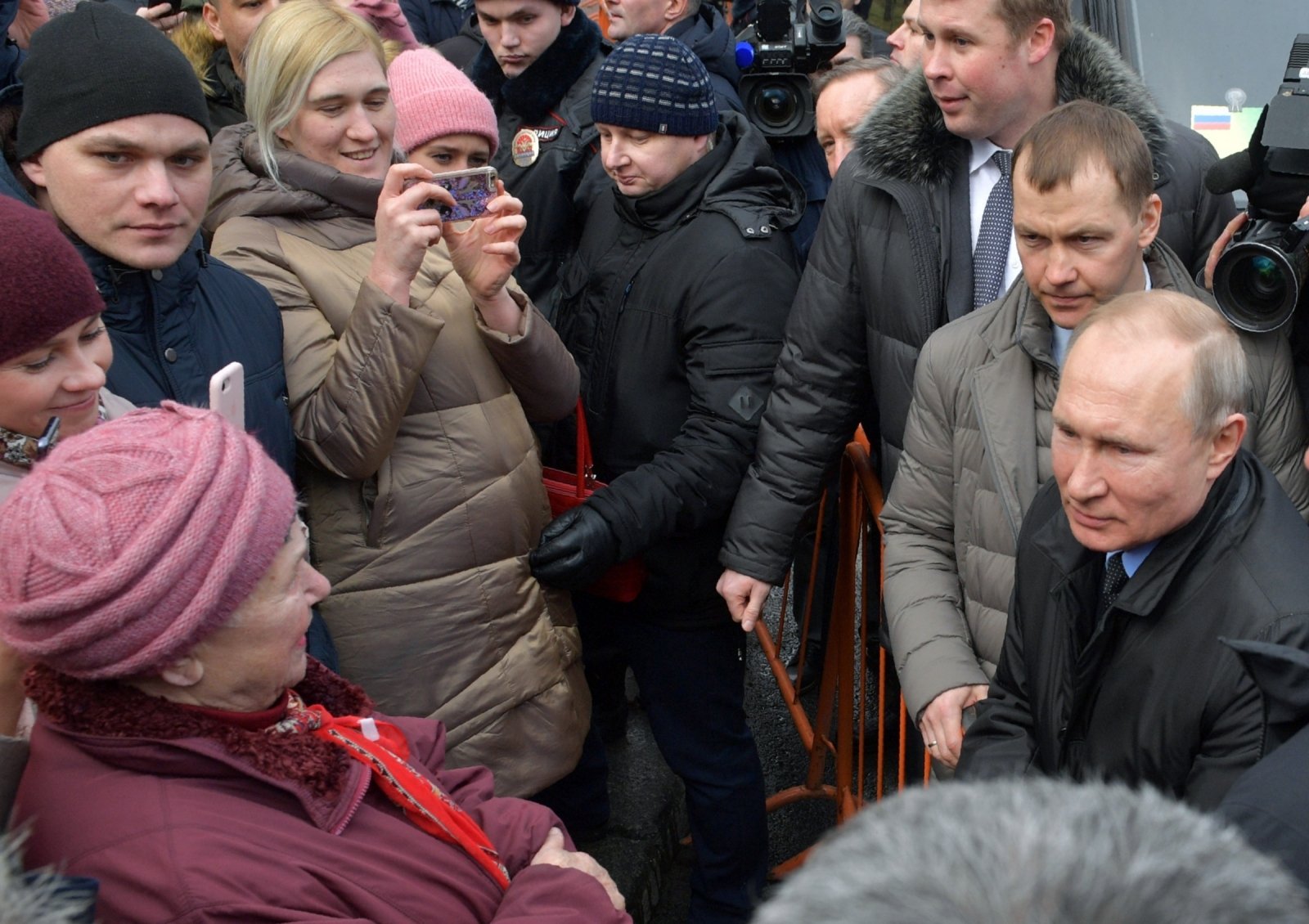 Пенсия путиной. Путин в толпе. Путин беседует с народом. Путин общение с народом. Путин встреча с народом.